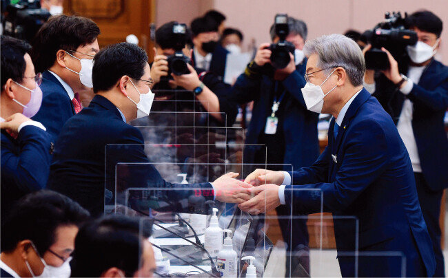 지난해 10월 18일 이재명 당시 경기도지사(오른쪽)가 경기도청에서 열린 국회 행정안전위원회
국정감사에 참석해 국민의힘 박수영 의원과 악수하고 있다. [동아DB]