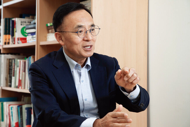 김영익 서강대 경제대학원 교수. [조영철 기자]