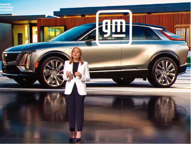 메리 배라 제너럴 모터스(GM) 회장이 전기차 전용 하드웨어 플랫폼 ‘얼티엄’과 통합 소프트웨어 플랫폼 ‘얼티파이’를 소개하고 있다. [CES 홈페이지 캡처]