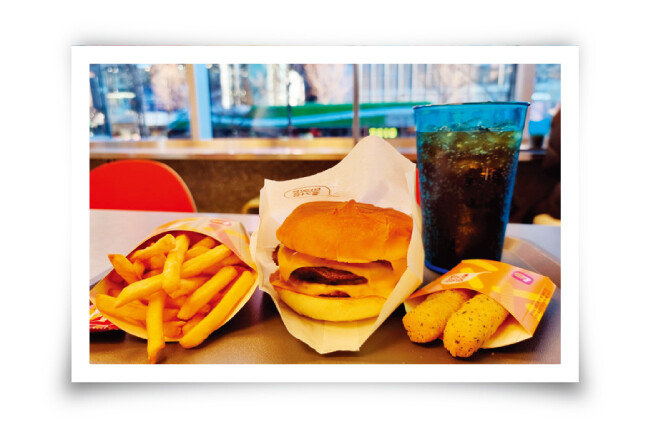 L7 홍대점에서만 먹을 수 있는 홍대 치’S버거. [구희언 기자]