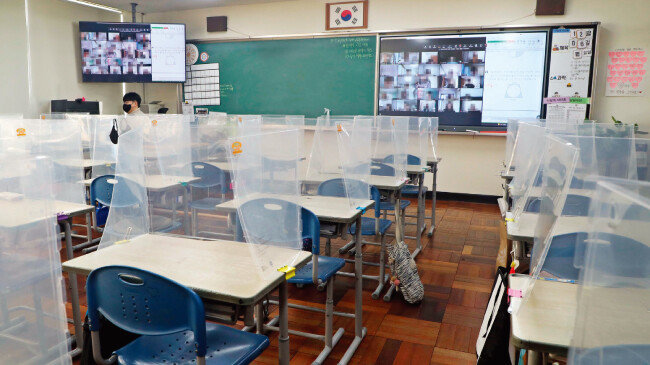 지난해 12월 부산 남구 한 초교 교실에서 교사가 원격수업을 하고 있다. [동아DB]