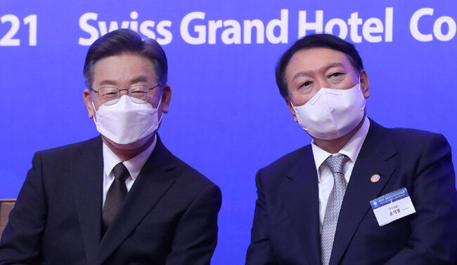 더불어민주당 이재명 대선 후보(왼쪽)와 국민의힘 윤석열 대선 후보가 1월 2일 서울 서대문구 스위스그랜드호텔 컨벤션센터에서 열린 제53회 대한민국 국가조찬기도회에 참석했다. [동아DB]