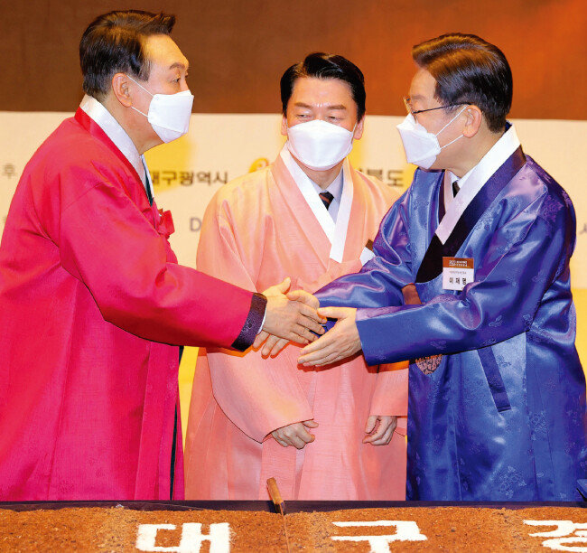 더불어민주당 이재명 대선 후보와 국민의당 안철수 대선 후보, 국민의힘 윤석열 대선 후보(오른쪽부터)가 1월 17일 서울 중구 태평로 한국프레스센터에서 열린 재경 대구·경북인 신년교례회에 참석해 인사를 나누고 있다. [동아DB]