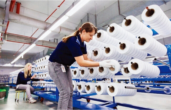 효성티앤씨 브라질 공장에서 직원들이 스판덱스 품질을 검사하고 있다. [사진 제공 · 효성티앤씨]