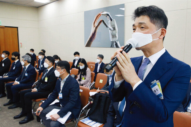 김범수 카카오 이사회 의장(오른쪽)이 지난해 10월 21일 국회 국정감사에 증인으로 출석해 질의에 답하고 있다. [뉴시스]