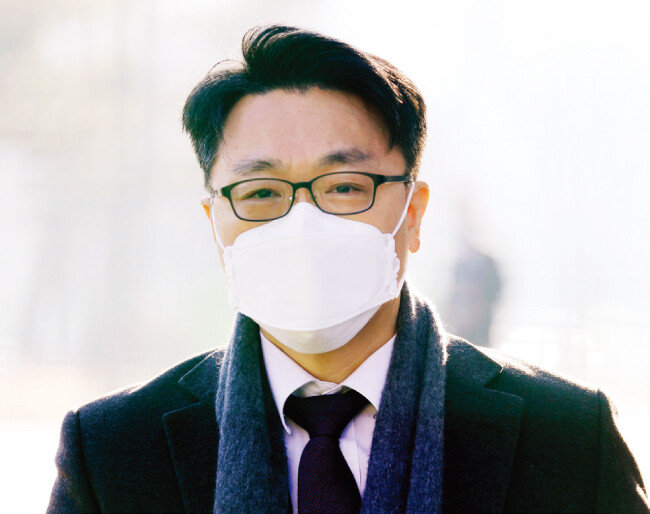 고위공직자범죄수사처 출범 1주년인 1월 21일 경기 과천시 정부과천청사로 출근하는 김진욱 공수처장. [뉴시스]