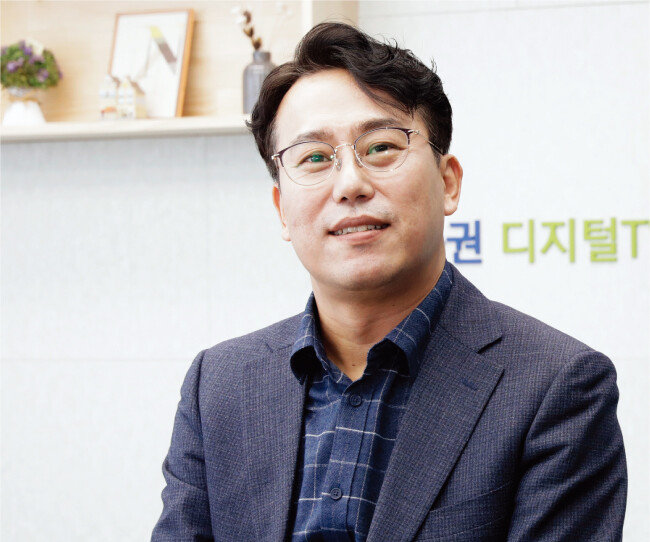 ‘삼프로TV’ 등 여러 증권방송에서
‘시황 전문가’로 인기를 얻고 있는
박병창 교보증권 영업부장. [지호영 기자]