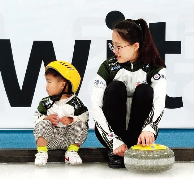 컬링 선수 김은정의 아들이 자신보다 무거운 20㎏ 컬링 스톤 옆에 앉아 있다. [김은정 인스타크램]