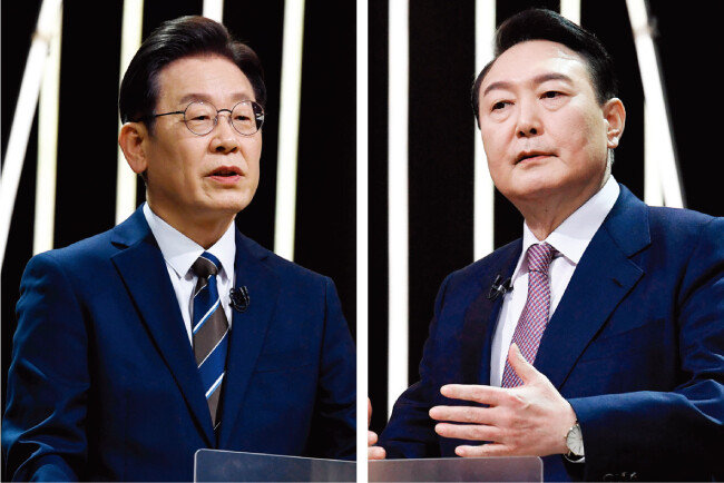 2월 3일 서울 여의도 KBS홀에서 열린 3·9 대선 TV토론회에서 더불어민주당 이재명 대선 후보(왼쪽)와 국민의힘 윤석열 대선 후보가 공방을 벌였다. [동아DB]