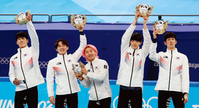 2월 16일 오후 중국 베이징캐피털 실내빙상장에서 열린 2022 베이징 겨울올림픽 쇼트트랙 남자 5000m 계주 플라워 세리머니에서 은메달을 획득한 대한민국 선수들이 빙둔둔을 들고 기뻐하고 있다. 황대헌, 김동욱, 곽윤기, 이준서, 박장혁 선수(왼쪽부터). [뉴시스]