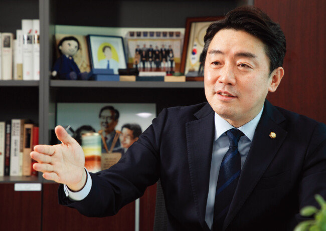 더불어민주당 강훈식 의원이 2월 16일 서울 여의도 국회 의원회관에서 ‘주간동아’와 인터뷰하고 있다. [조영철 기자]