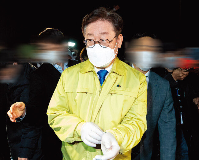2020년 3월 2일 이재명 당시 경기도지사(가운데)가 신천지 교주 이만희 총회장의 코로나19 감염 여부를 확인하기 위해 경기 가평군 신천지예수교 증거장막성전 평화의 궁전에 강제 진입한 후 다시 나오던 모습. [뉴스1]