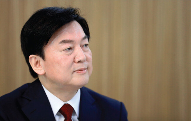 국민의당 안철수 대선 후보가 2월 9일 ‘동아일보’와 인터뷰에서 “만약 단일화가 안 돼 선거에서 패배한다면 그 책임은 큰 정당에 있는 것”이라고 말했다. [동아DB]