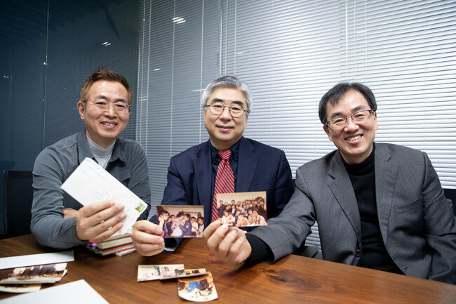 국민의힘 윤석열 대선 후보의 오랜 친구인 신용락 법무법인 원 변호사, 이철우 연세대 법학전문대학원 교수, 이철규 법무법인 바른 변호사(왼쪽부터)가 2월 18일 서울 강남구 법무법인 원 사무실에서 학창 시절 추억이 담긴 사진과 편지들을 들어보이고 있다. [지호영]