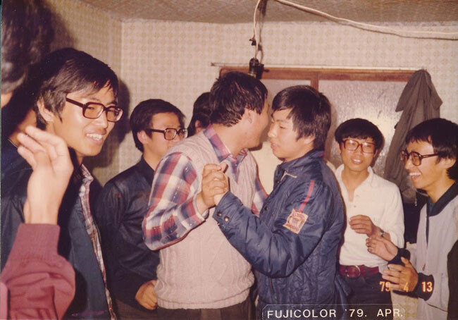 1979년 서울대 법대 1학년 A반 대성리 MT에서 국민의힘 윤석열 대선 후보(오른쪽에서 네번째)가 이철우 연세대 법학전문대학원 교수(오른쪽에서 세번째)와 블루스를 추고 있다. [사진 제공‧신용락]