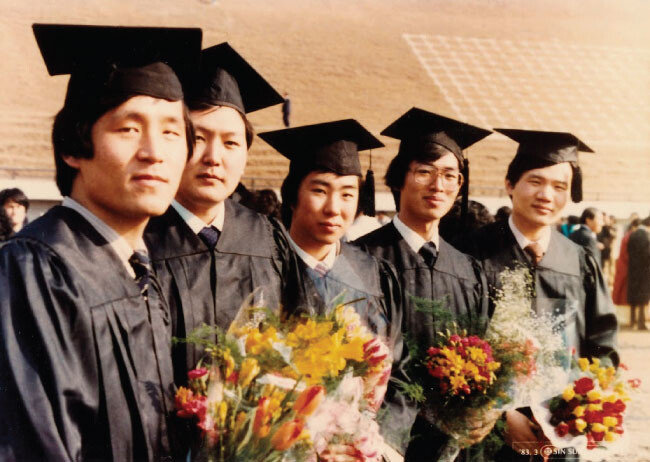 1983년 2월 서울대 법대 37회 졸업식. 한경 외국계 금융회사 임원, 국민의힘 윤석열 대선 후보, 이철우 연세대 법학전문대학원 교수, 신용락 법무법인 원 변호사, 고(故) 윤홍근 변호사(왼쪽부터). [사진 제공‧신용락]