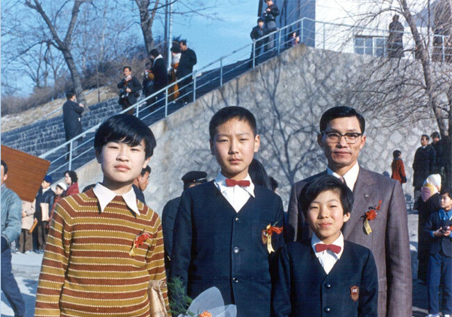 서울 대광초 졸업식 사진. 국민의힘 윤석열 대선 후보(왼쪽에서 두번째)와 재미철학교수인 고 김원유 교수(맨 왼쪽), 이철우 연세대 법학전문대학원 교수(왼쪽에서 세번째), 이승우 담임선생님(맨 오른쪽). [사진 제공‧이철우]