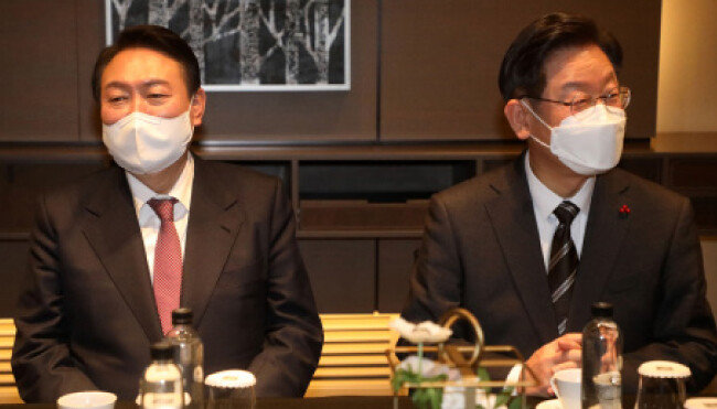 더불어민주당 이재명 대선 후보(오른쪽)와 국민의힘 윤석열 대선 후보가 지난해 12월 28일 서울 여의도 한 호텔에서 열린 ‘지방소멸대응특별법안 간담회’에 참석했다. [동아DB]