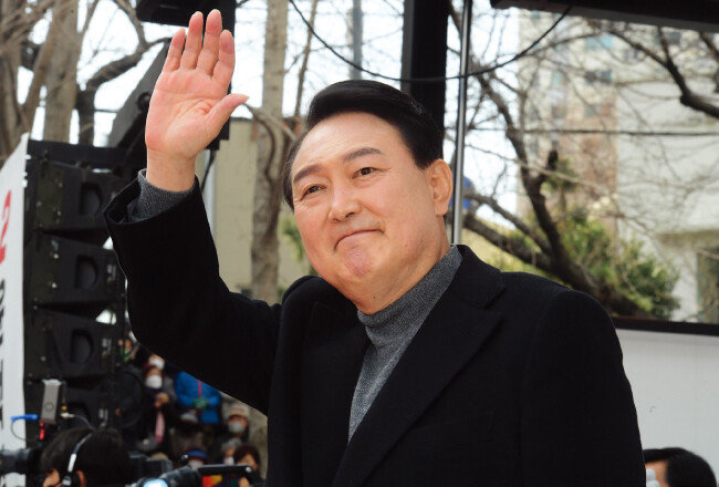 윤석열 대통령 당선인이 선거 유세 때인 3월 8일 부산 연제구 온천천시민공원을 찾아 손을 흔들고 있다. [동아DB]