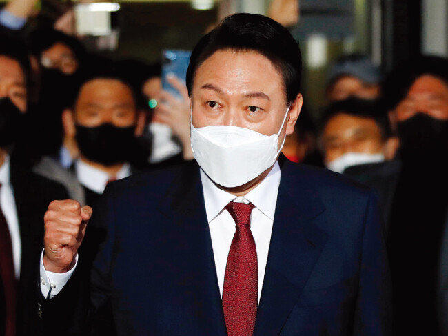 윤석열 대통령 당선인이 3월 10일 새벽 당선이 확실시되자 서울 서초구 자택에서 나와 시민들에게 감사 인사를 하고 있다. [뉴스1]