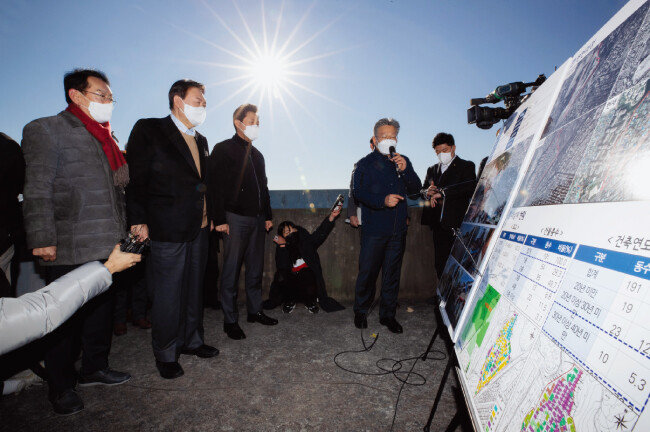지난해 12월 윤석열 당선인(왼쪽에서 두 번째)이 대선 후보 시절 서울 강북지역 재건축 정비구역을 찾아 현장 브리핑을 듣고 있다. [동아DB]