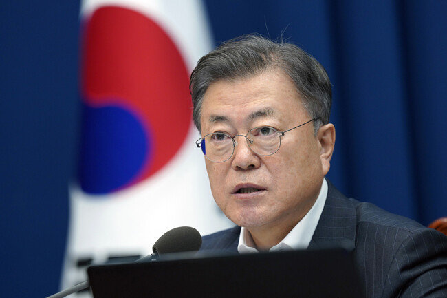 문재인 대통령이 2월 22일 청와대 여민관 영상회의실에서 국무회의를 주재하고 있다. [동아DB]