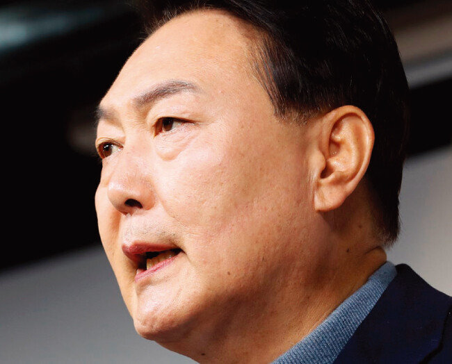윤석열 대통령 당선인이 3월 13일 서울 여의도 국민의힘 중앙당사에서 대통령직인수위원회 위원장 및 부위원장 인선 결과를 발표하고 있다. [동아DB]