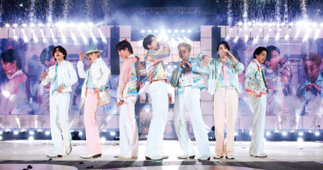 방탄소년단(BTS)이 3월 10일 서울 잠실종합운동장에서 열린 ‘퍼미션 투 댄스 온 스테이지-서울(PERMISSION TO DANCE ON STAGE-SEOUL)’ 콘서트에서 화려한 무대를 선보이고 있다. [뉴스1]