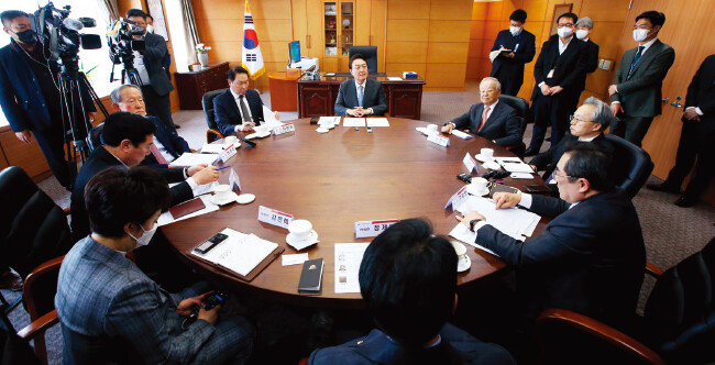 윤석열 대통령 당선인(가운데)이 3월 21일 서울 종로구 대통령직 인수위원회 사무실에서 재계 6개 단체장과 회동을 하고 있다. [동아DB]