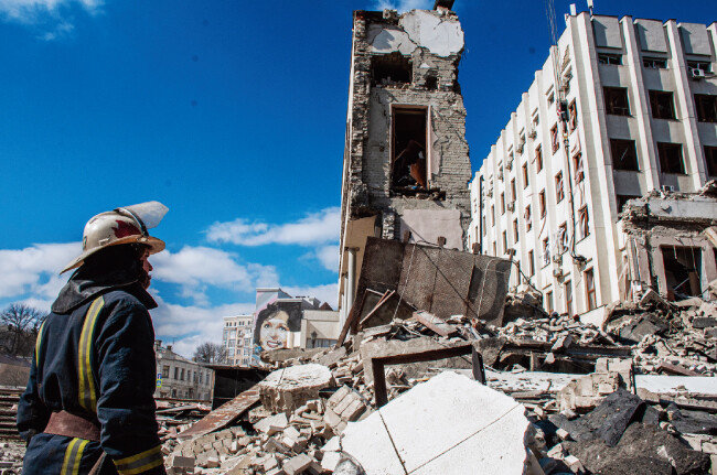 러시아군 폭격으로 파괴된 우크라이나 하르키우의 건물 잔해. [AP=뉴시스]
