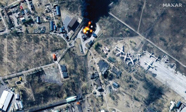 건물과 연료탱크가 화염에 휩싸인 우크라이나 안토노프 공항을 포착한 월드뷰-2 위성 이미지. [맥사테크놀로지스]