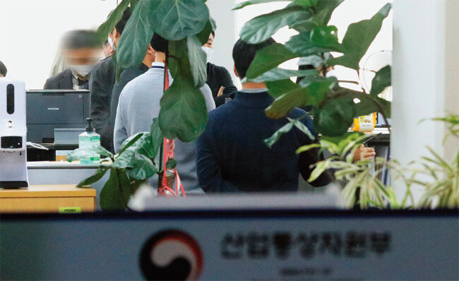 서울동부지검 수사팀이 3월 25일
‘산업통상자원부(산업부) 블랙리스트’ 의혹과 관련해 정부세종청사 산업부 사무실을 압수수색하고 있다. [뉴시스]