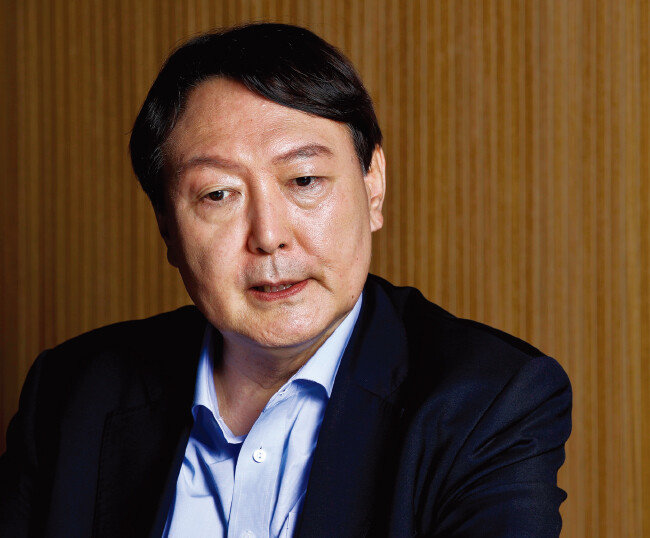 윤석열 대통령 당선인이 지난해 7월 11일 ‘동아일보’와 인터뷰하고 있다. [동아DB]