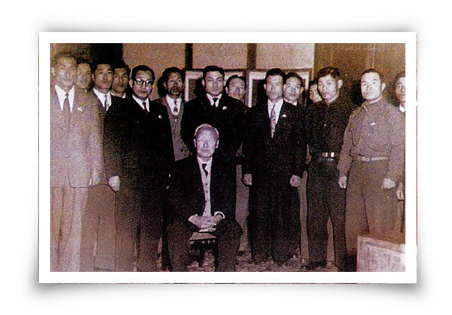 1954년 12월 제1회 아시아야구선수권대회 출정에 앞서 이승만 당시 대통령(가운데)이 야구대표팀을 경무대로 초청해 기념촬영을 하고 있다. [사진 제공 · 원로 야구인 고(故) 장태영 씨 가족]