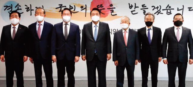 윤석열 대통령 당선인이 서울 종로구 통의동 대통령직인수위원회에서 열린 경제6단체장과 오찬 간담회에 앞서 기념 촬영을 하고 있다. 왼쪽부터 김기문 중소기업중앙회 회장, 허창수 전국경제인연합회 회장, 최태원 대한상공회의소 회장, 윤 당선인, 손경식 한국경영자총협회 회장, 최진식 한국중견기업연합회 회장, 구자열 한국무역협회 회장. [사진 제공 · 국회사진기자단]