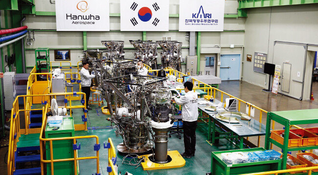 경남 창원시 한화에어로스페이스 로켓엔진 공장에서 작업자들이 누리호 엔진을 정비하고 있다. [사진 제공 · 한화그룹]