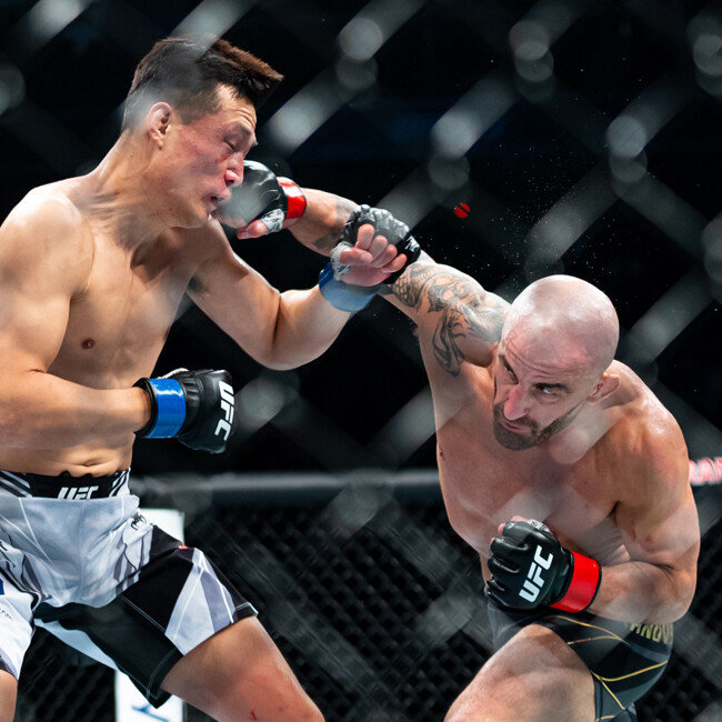 10일(한국시간) 미국 플로리다주 잭슨빌 비스타 베테랑스 메모리얼 아레나에서 열린 UFC 273 메인이벤트에서 타이틀 방어에 성공한 볼카노프스키. [UFC트위터]