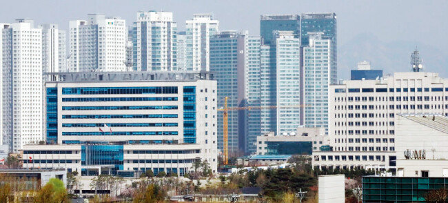 대통령 집무실이 이전될 서울 용산구 국방부 청사(오른쪽)와 합동참모본부 건물. [뉴스1]