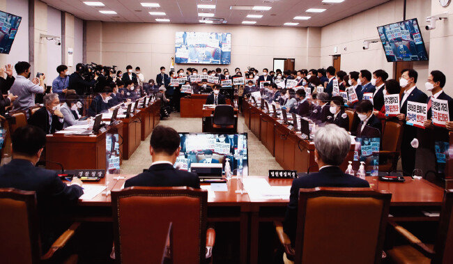 4월 27일 국회 법제사법위원회에서 더불어민주당 주도로 ‘검수완박’(검찰 수사권 완전 박탈) 중재안이 가결됐다. [동아DB]