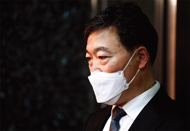 김오수 검찰총장이 4월 21일 국회에서 박병석 국회의장을 만나 검수완박(검찰 수사권 완전 박탈)과 관련해 면담한 뒤 입장을 밝히고 있다. [동아DB]