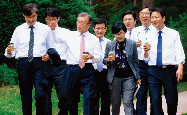 2017년 5월 11일 문재인 대통령이 청와대 경내를 거닐며 참모진과 대화하고 있다. [동아DB]