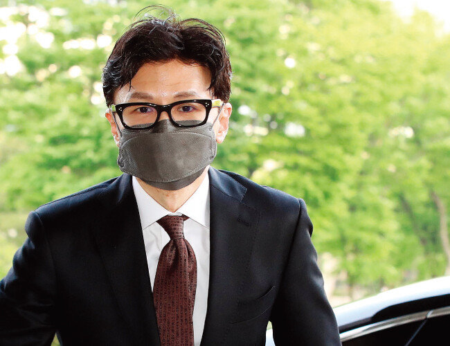 한동훈 법무부 장관이 5월 17일 법무부 장관 취임식이 열리는 경기 과천시 법무부 청사에 들어서고 있다. [뉴스1]