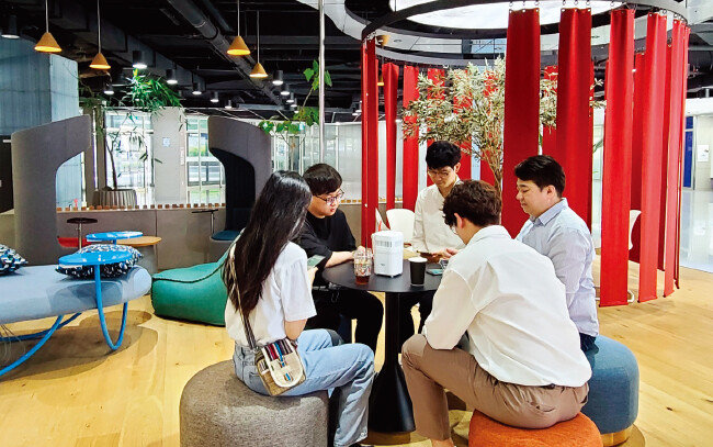 카페 등 밀폐된 공간에서는 공기 살균기로 코로나 바이러스를 박멸할 수 있다. 테이블 위 제품은 에어시그널 바이오 센티넬-M. [사진 제공 · 에어시그널]