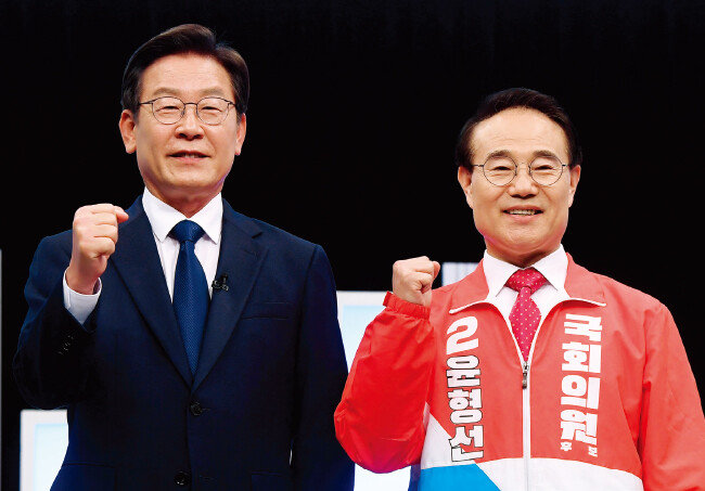 더불어민주당 이재명 후보(왼쪽)와 국민의힘 윤형선 후보가 5월 25일 ‘국회의원 보궐선거 계양을 선거구 후보자 토론회’에 참석했다. [뉴스1]