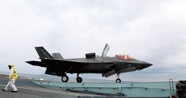 영국 해군 항공모함 퀸엘리자베스에서 이륙하는 F-35B. [뉴시스]