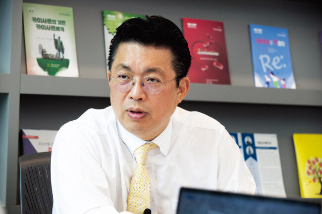 윤지호 이베스트투자증권 리서치센터장이 5월 30일 서울 영등포구 사무실에서 ‘주간동아’와 인터뷰하고 있다. [지호영 기자]