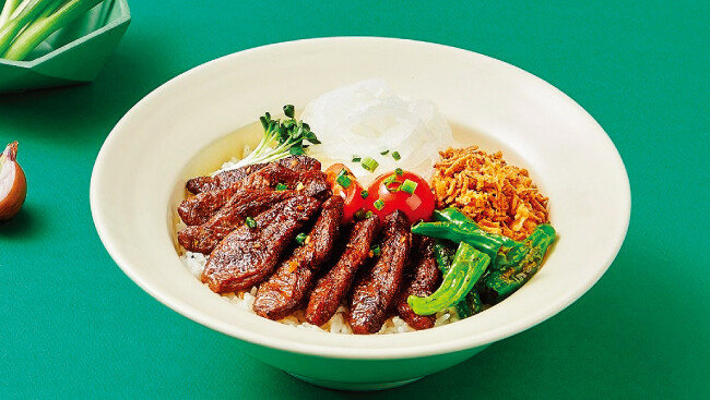 식물성 대체육인 직화불고기를 간장 베이스로 볶아 다양한 식감의 채소와 곁들여 먹는 플랜트 소이불고기 덮밥. [사진 제공 · 풀무원]