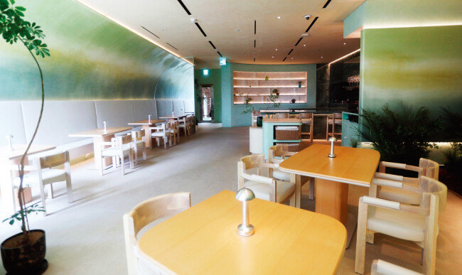 그린 컬러와 천연 자재를 사용해 인테리어를 연출한 ‘포리스트 키친’. [사진 제공 · 농심]