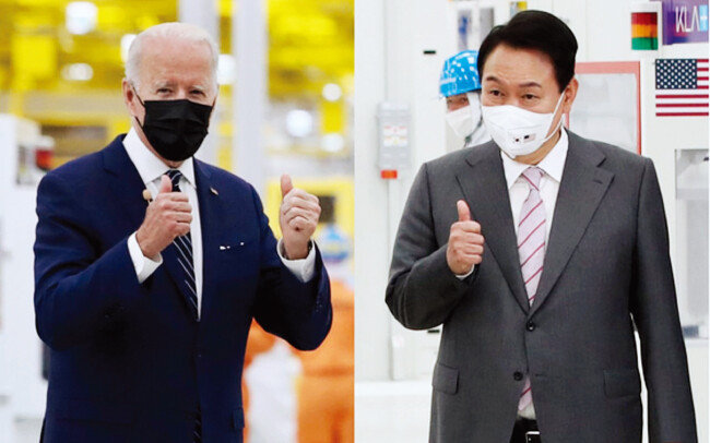조 바이든 미국 대통령(왼쪽)과 윤석열 대통령이 5월 20일  경기 평택시 삼성전자 반도체 공장(평택 캠퍼스)을 둘러보고 있다. [사진기자단]