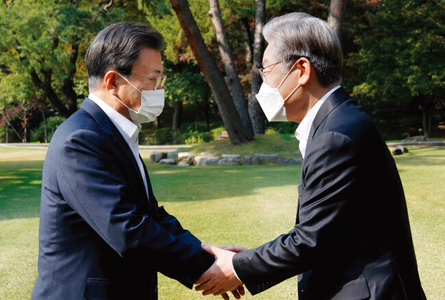 지난해 10월 26일 당시 문재인 대통령(왼쪽)이 청와대 상춘재에서 더불어민주당 이재명 대선 후보와 인사를 나누고 있다. [뉴스1]